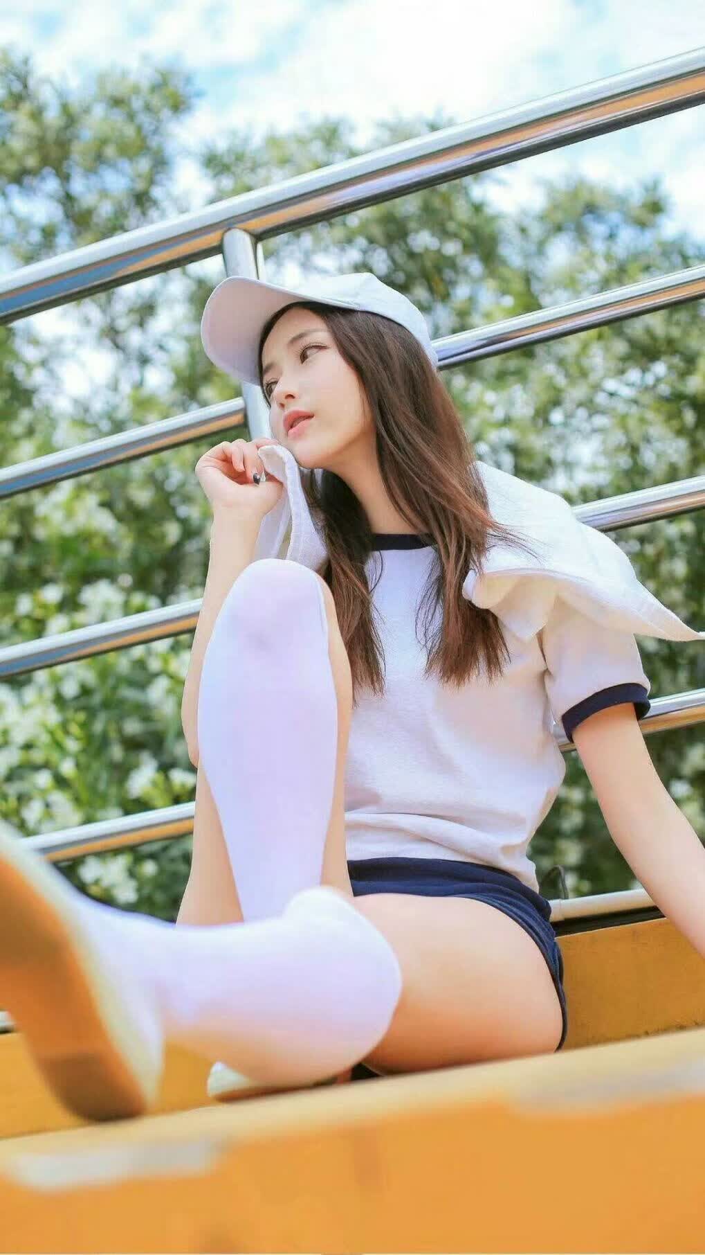 首先,让我们扩展思维,构思两个不同风格的文章标题